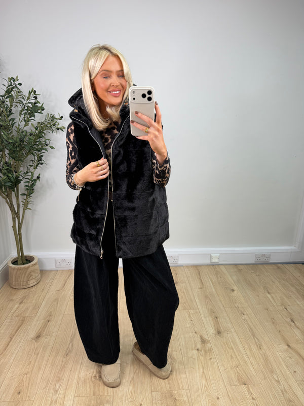 Clara Gillet - Black