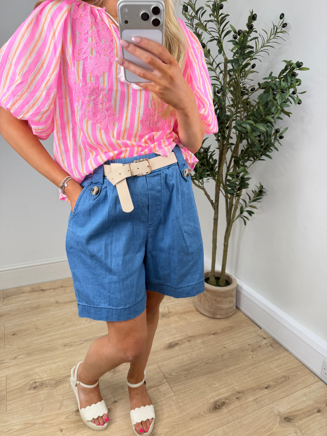 Chambray Belted Shorts - Lightwash