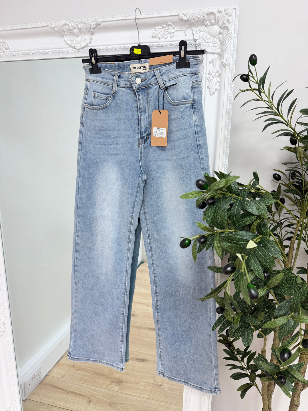 Lightwash Wideleg jean Size 10