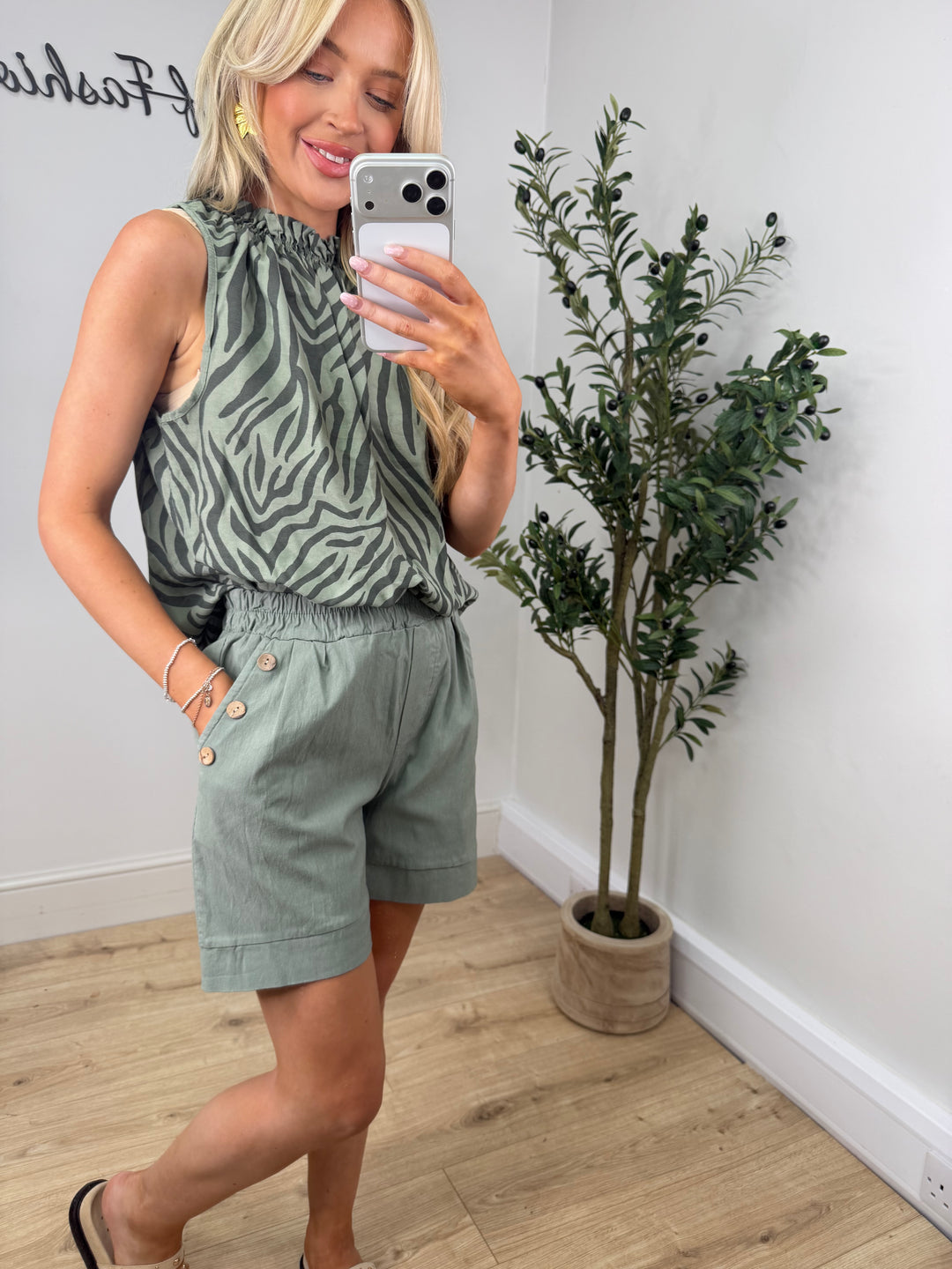 Imogen Magic Shorts - Khaki